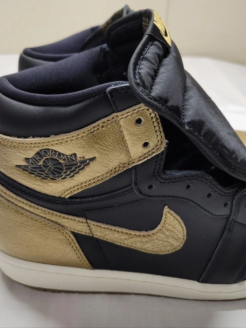 NWOB Nike Air Jordan 1 Retro High OG Shoes ‘Black/Gold’ DZ5485 071 - Size 10.5
